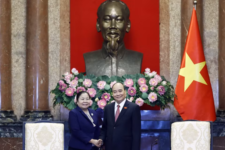 Chủ tịch nước Nguyễn Xuân Phúc tiếp Trưởng Ban Tổ chức TW Đảng NDCM Lào Sisay Leudetmounsone. (Ảnh: Thống Nhất/TTXVN)