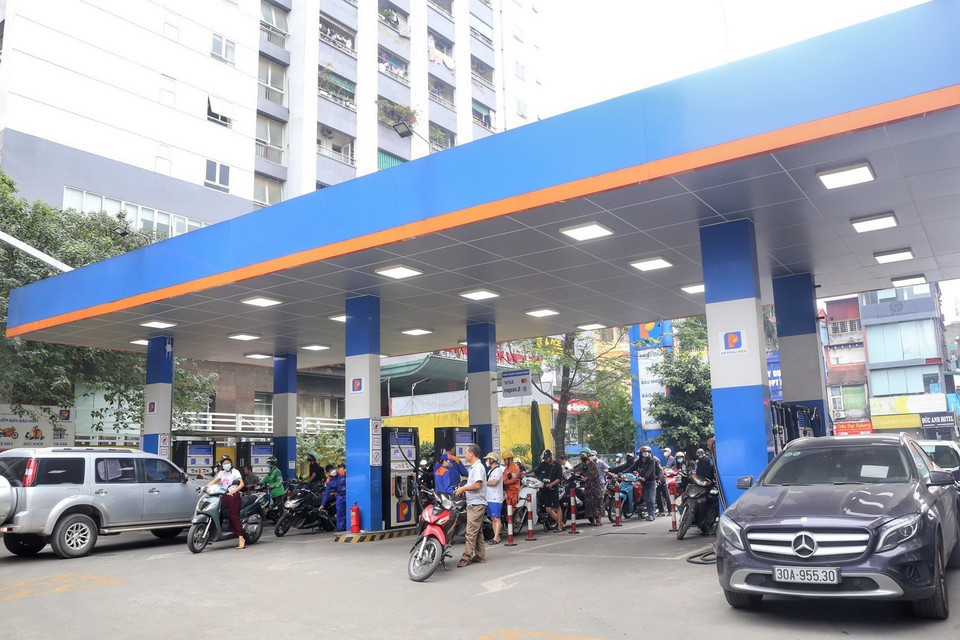 Cửa hàng xăng Nam Đồng không còn hình ảnh "dày đặc" như những ngày trước. (Ảnh: Tuấn Đức/TTXVN)