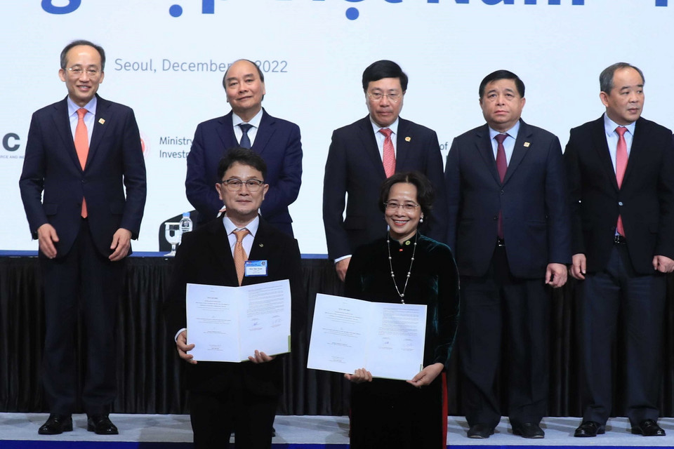 Chủ tịch nước Nguyễn Xuân Phúc và Phó Thủ tướng Hàn Quốc Choo Kyung-ho chứng kiến lễ trao biên bản hợp tác giữa các doanh nghiệp hai nước. (Ảnh: Thống Nhất/TTXVN)