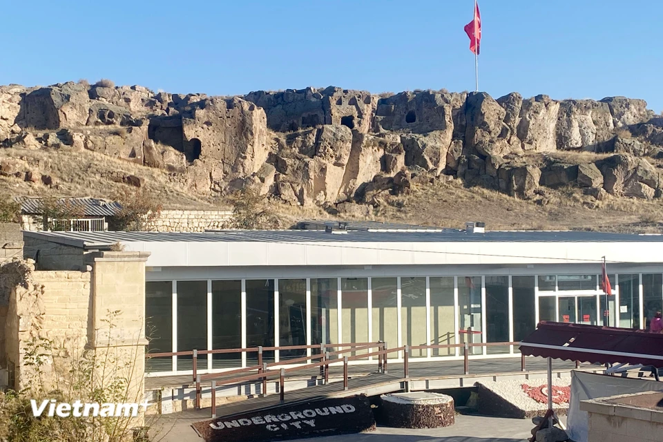 Trong hành trình tới vùng đất Cappadocia, du khách không thể bỏ qua Kaymakli - một trong những thành phố ngầm độc đáo, quan trọng và được bảo tồn bậc nhất tại Thổ Nhĩ Kỳ, được đưa vào danh sách di sản Thế giới năm 1985. (Ảnh: Yên Thủy/Vietnam+)