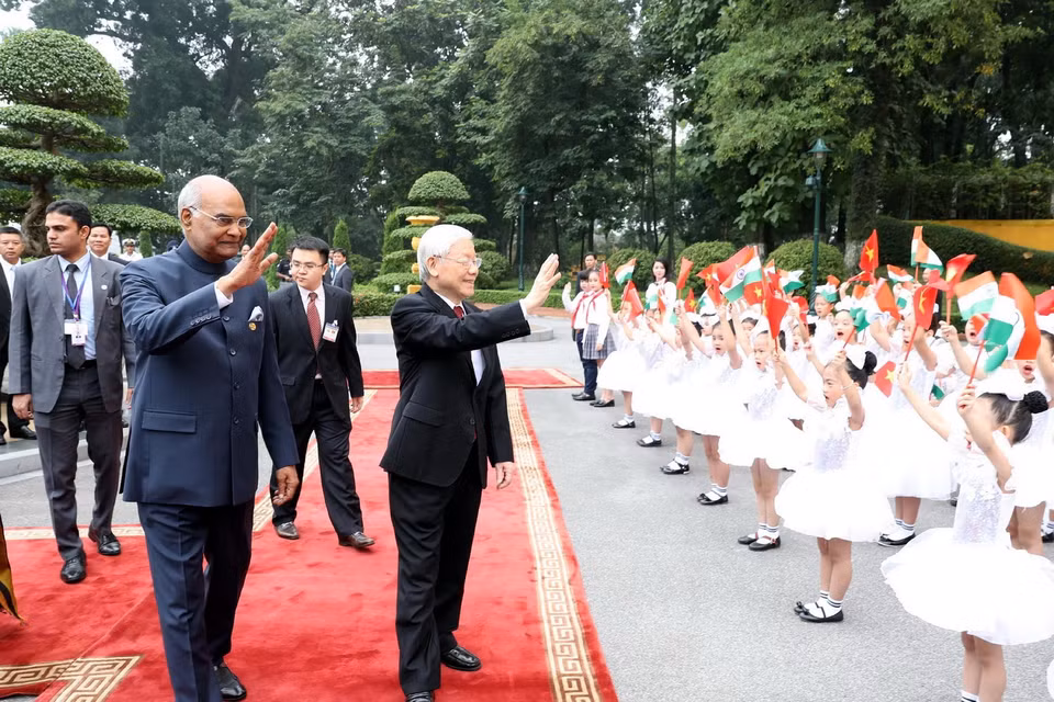 Tổng Bí thư, Chủ tịch nước Nguyễn Phú Trọng và Tổng thống Ấn Độ Ram Nath Kovind vẫy chào các cháu thiếu nhi Hà Nội tại lễ đón. (Ảnh: Trí Dũng/TTXVN)
