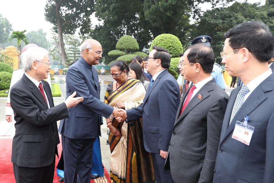 Tổng Bí thư, Chủ tịch nước Nguyễn Phú Trọng giới thiệu với Tổng thống Ấn Độ Ram Nath Kovind các thành viên chính thức Đoàn đại biểu Việt Nam tham dự lễ đón. (Ảnh: Trí Dũng/TTXVN)