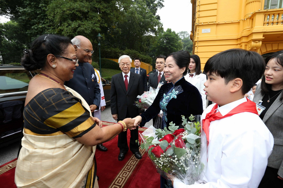 Tổng Bí thư, Chủ tịch nước Nguyễn Phú Trọng và Phu nhân đón Tổng thống Ấn Độ Ram Nath Kovind và Phu nhân. (Ảnh: Trí Dũng/TTXVN)