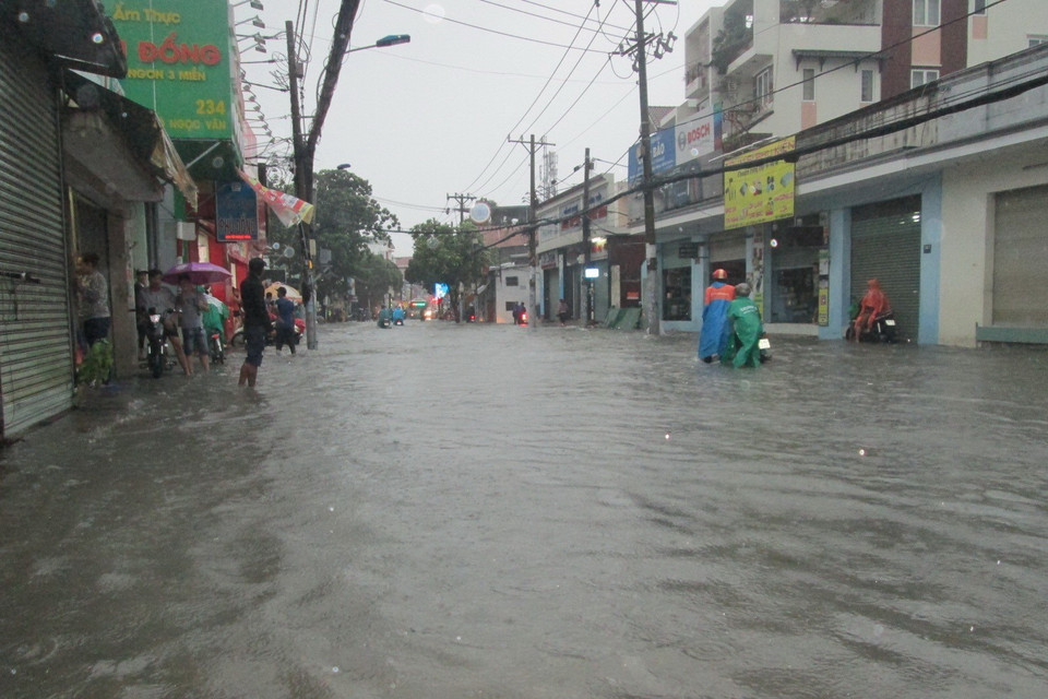 Nhiều tuyến đường trong khu dân cư bị ngập sâu trong nước. (Ảnh: TTXVN phát)