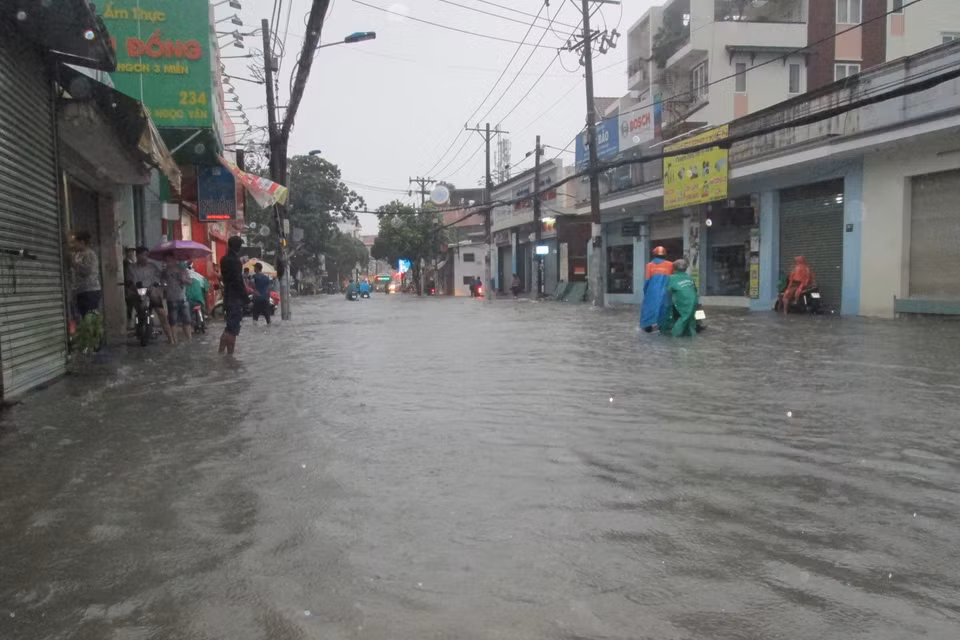 Nhiều tuyến đường trong khu dân cư bị ngập sâu trong nước. (Ảnh: TTXVN phát)