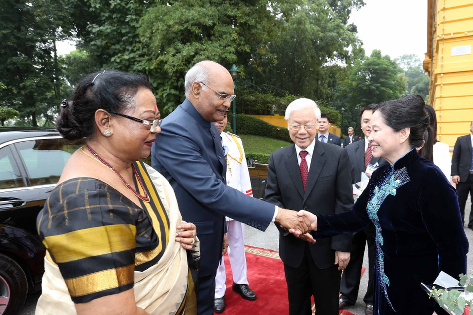 Tổng Bí thư, Chủ tịch nước Nguyễn Phú Trọng và Phu nhân đón Tổng thống Ấn Độ Ram Nath Kovind và Phu nhân. (Ảnh: Trí Dũng/TTXVN)