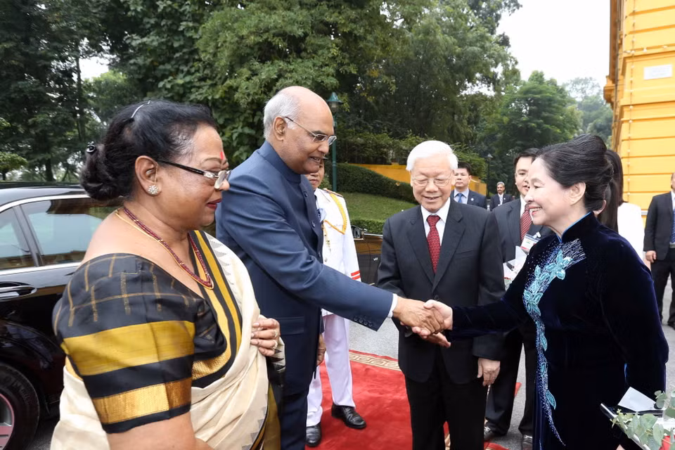 Tổng Bí thư, Chủ tịch nước Nguyễn Phú Trọng và Phu nhân đón Tổng thống Ấn Độ Ram Nath Kovind và Phu nhân. (Ảnh: Trí Dũng/TTXVN)