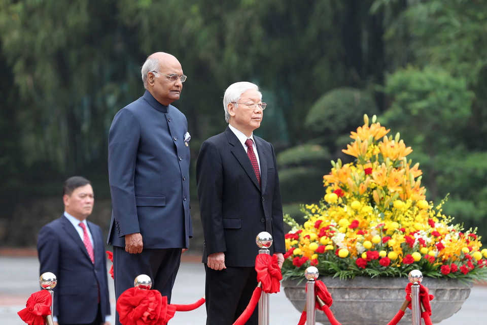 Tổng Bí thư, Chủ tịch nước Nguyễn Phú Trọng và Tổng thống Ấn Độ Ram Nath Kovind trên bục danh dự, nghe Quân nhạc cử Quốc thiều hai nước. (Ảnh: Trí Dũng/TTXVN)