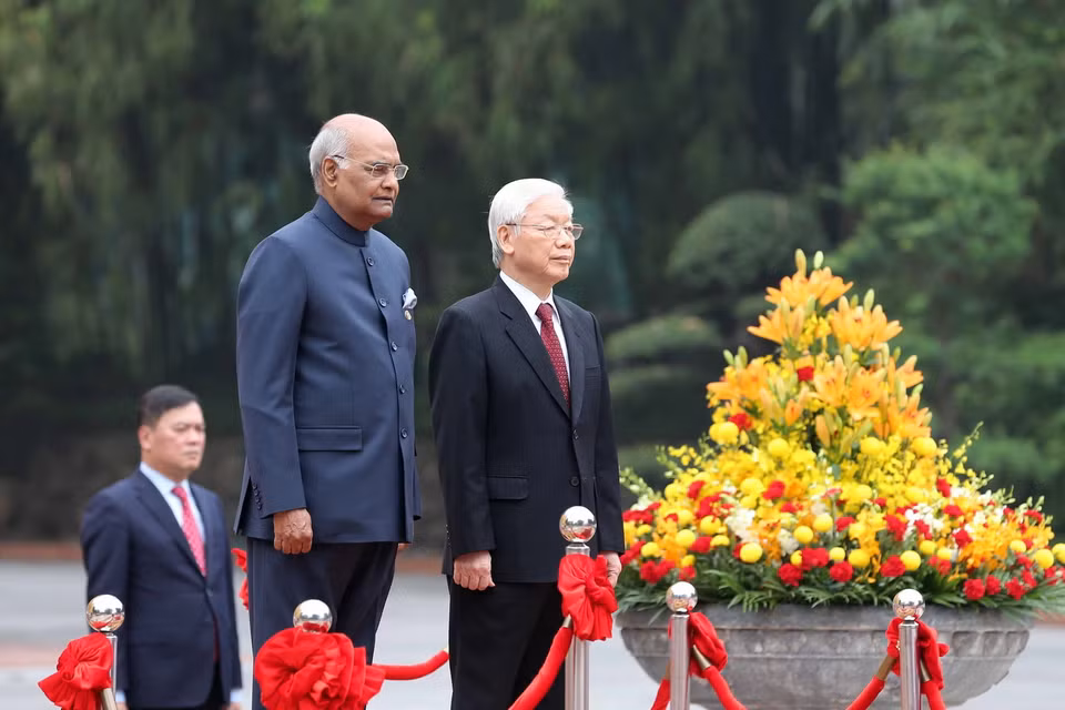 Tổng Bí thư, Chủ tịch nước Nguyễn Phú Trọng và Tổng thống Ấn Độ Ram Nath Kovind trên bục danh dự, nghe Quân nhạc cử Quốc thiều hai nước. (Ảnh: Trí Dũng/TTXVN) 
