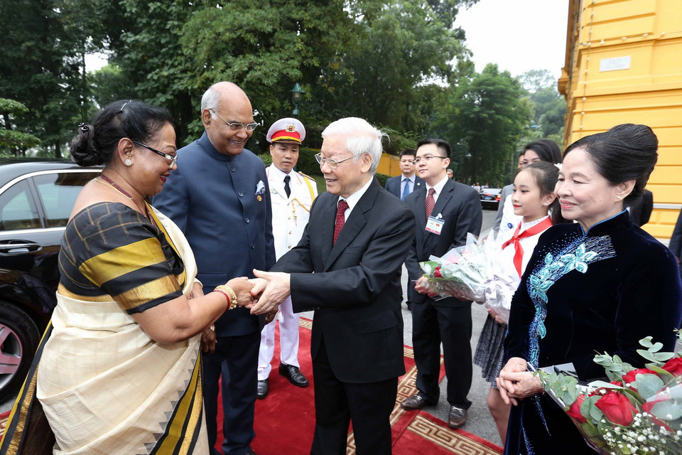 Tổng Bí thư, Chủ tịch nước Nguyễn Phú Trọng và Phu nhân đón Tổng thống Ấn Độ Ram Nath Kovind và Phu nhân. (Ảnh: Trí Dũng/TTXVN)