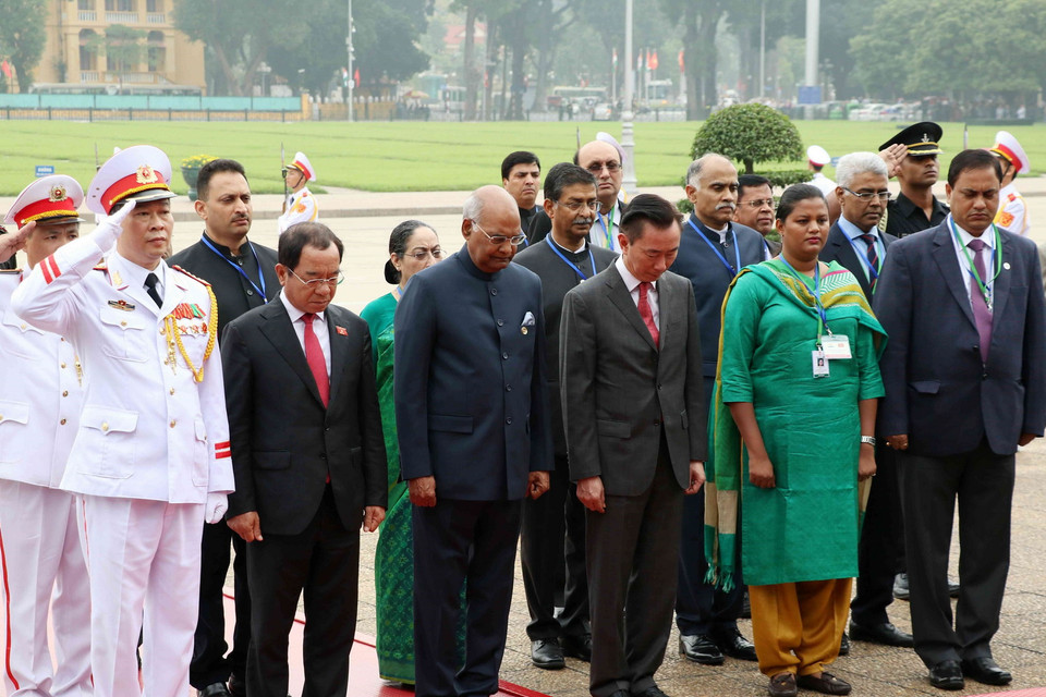 Tổng thống Ấn Độ Ram Nath Kovind đến đặt vòng hoa và vào Lăng viếng Chủ tịch Hồ Chí Minh. (Ảnh: Văn Điệp/TTXVN)