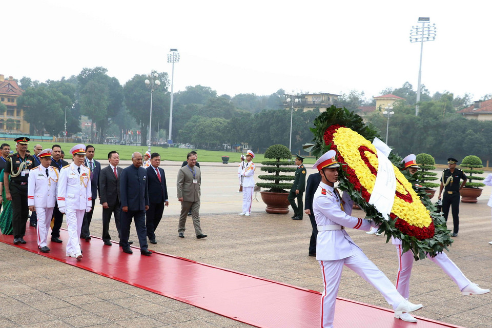 Tổng thống Ấn Độ Ram Nath Kovind và Phu nhân đến đặt vòng hoa tại Đài tưởng niệm các Anh hùng Liệt sỹ trên đường Bắc Sơn, Hà Nội. (Ảnh: Lâm Khánh/TTXVN)