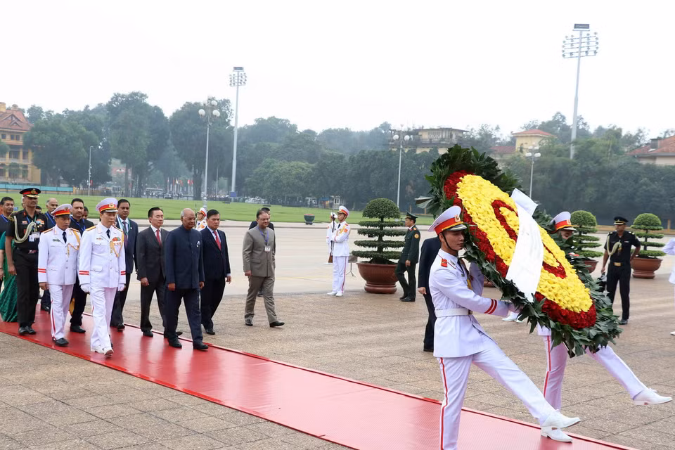 Tổng thống Ấn Độ Ram Nath Kovind và Phu nhân đến đặt vòng hoa tại Đài tưởng niệm các Anh hùng Liệt sỹ trên đường Bắc Sơn, Hà Nội. (Ảnh: Lâm Khánh/TTXVN)