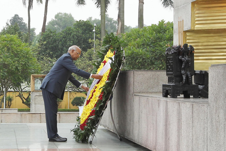 Tổng thống Ấn Độ Ram Nath Kovind và Phu nhân đến đặt vòng hoa tại Đài tưởng niệm các Anh hùng Liệt sỹ trên đường Bắc Sơn, Hà Nội. (Ảnh: Lâm Khánh/TTXVN)