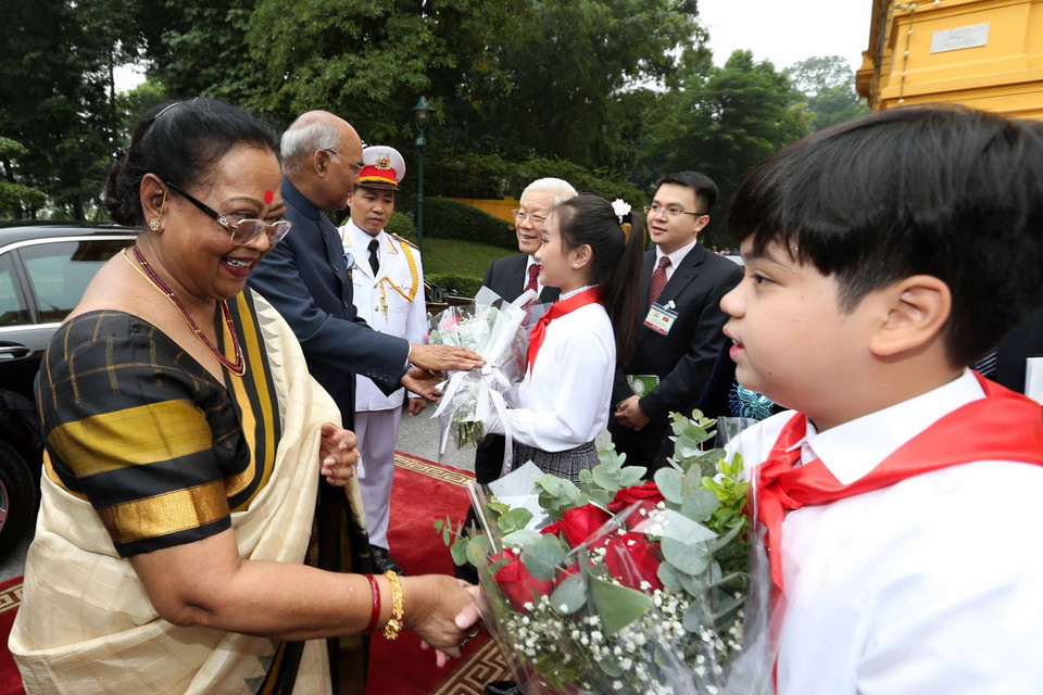 Thiếu nhi Thủ đô Hà Nội tặng hoa, chào mừng Tổng thống Ấn Độ Ram Nath Kovind và Phu nhân lần đầu tiên tới thăm Việt Nam. (Ảnh: Trí Dũng/TTXVN)