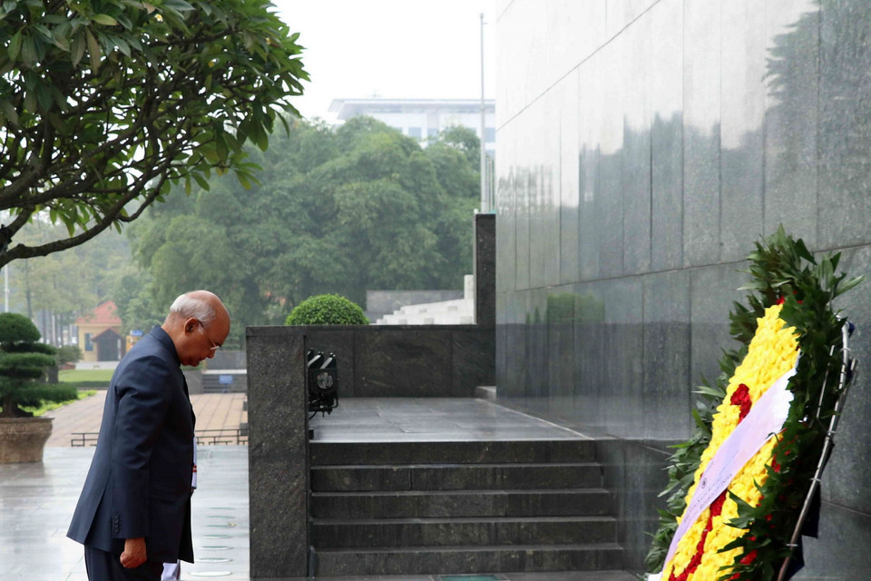 Tổng thống Ấn Độ Ram Nath Kovind và Phu nhân đến đặt vòng hoa tại Đài tưởng niệm các Anh hùng Liệt sỹ trên đường Bắc Sơn, Hà Nội. (Ảnh: Lâm Khánh/TTXVN)
