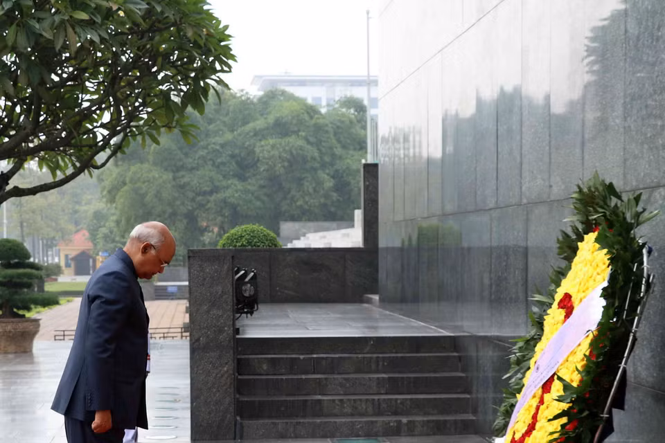 Tổng thống Ấn Độ Ram Nath Kovind và Phu nhân đến đặt vòng hoa tại Đài tưởng niệm các Anh hùng Liệt sỹ trên đường Bắc Sơn, Hà Nội. (Ảnh: Lâm Khánh/TTXVN)