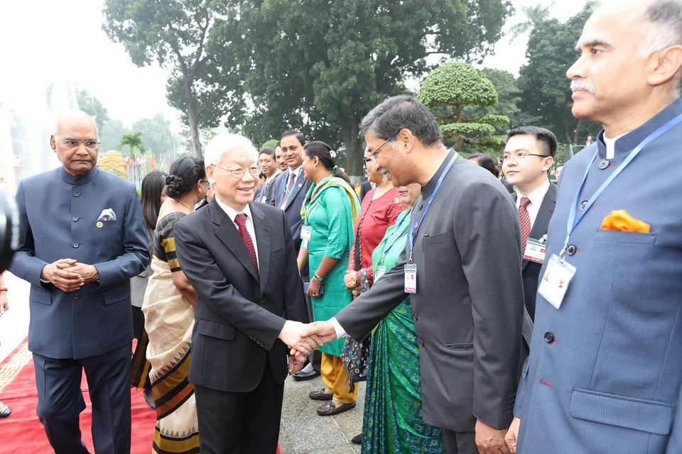 Tổng Bí thư, Chủ tịch nước Nguyễn Phú Trọng bắt tay các thành viên chính thức đoàn Ấn Độ tham dự lễ đón. (Ảnh: Trí Dũng/TTXVN)