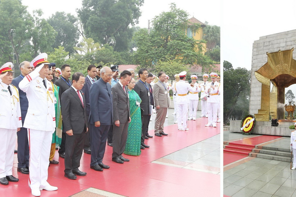 Tổng thống Ấn Độ Ram Nath Kovind và Phu nhân đến đặt vòng hoa tại Đài tưởng niệm các Anh hùng Liệt sỹ trên đường Bắc Sơn, Hà Nội. (Ảnh: Lâm Khánh/TTXVN)