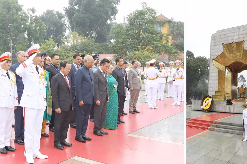 Tổng thống Ấn Độ Ram Nath Kovind và Phu nhân đến đặt vòng hoa tại Đài tưởng niệm các Anh hùng Liệt sỹ trên đường Bắc Sơn, Hà Nội. (Ảnh: Lâm Khánh/TTXVN)
