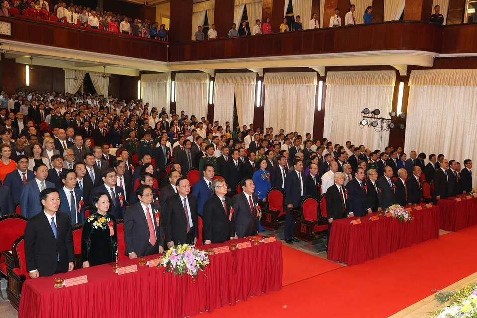 Tổng Bí thư, Chủ tịch nước Nguyễn Phú Trọng và các đại biểu thực hiện nghi lễ chào cờ. (Ảnh: Trí Dũng/TTXVN)