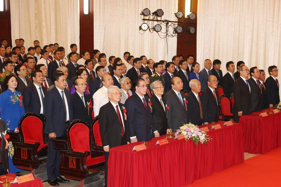 Tổng Bí thư, Chủ tịch nước Nguyễn Phú Trọng và các đại biểu thực hiện nghi lễ chào cờ. (Ảnh: Trí Dũng/TTXVN)