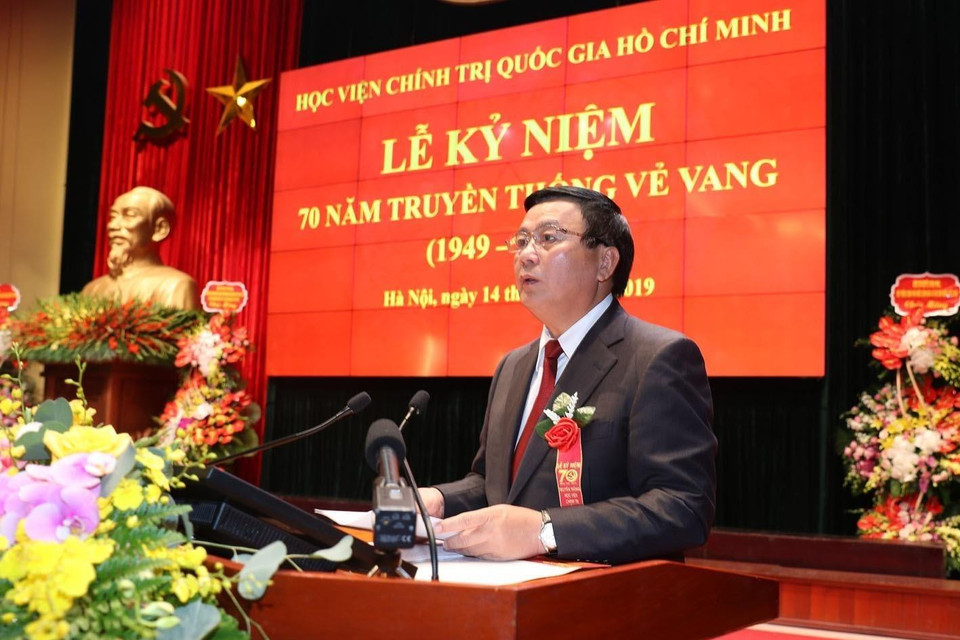 Bí thư Trung ương Đảng, Giám đốc Học viện Chính trị quốc gia Hồ Chí Minh, Chủ tịch Hội đồng Lý luận Trung ương Nguyễn Xuân Thắng đọc Diễn văn ôn lại truyền thống 70 năm xây dựng và phát triển của Học viện. (Ảnh: Trí Dũng/TTXVN)