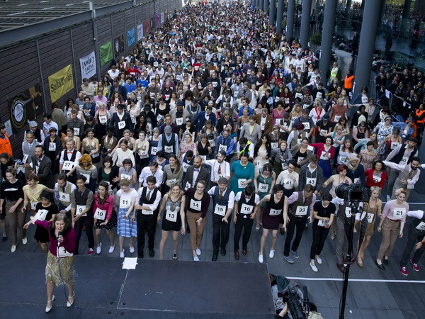 977 vũ công đã tham gia biểu diễn điệu nhảy Charleston ở khu vực chợ Spitalfields ở thủ đô London của Anh. (Nguồn: AFP/TTXVN)