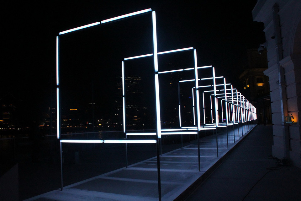 Du khách có thể tiếp cận tới các khu vực trưng bày nghệ thuật để thử nghiệm “chơi” với các loại âm thanh và ánh sáng thông qua bảng điều khiển và một hệ thống 160 thanh ánh sáng trên diện tích 60m2, hay thưởng thức những màn trình diễn của những sắc màu nhảy múa trên mặt tiền tòa nhà của Bảo tàng Văn minh châu Á, các tiết mục biểu diễn nghệ thuật đặc sắc của các nhóm nhạc địa phương… (Nguồn: Vietnam+)