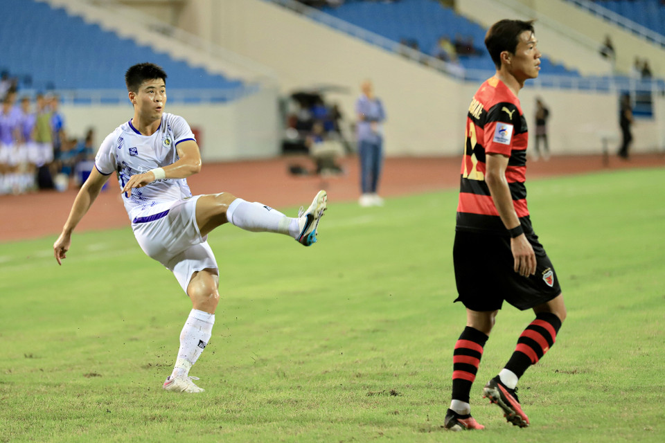 Trung vệ Duy Mạnh bất lực trong nhiệm vụ phòng ngự ở trận đấu đầu tiên tại AFC Champions League 2023/24. (Ảnh: Việt Anh/Vietnam+)