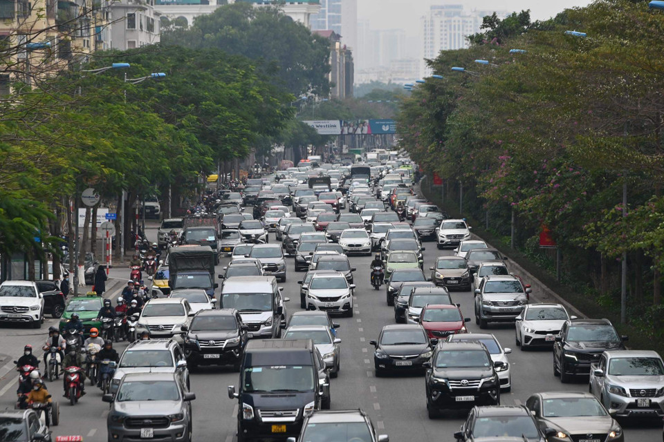 Khu vực nút giao Võ Chí Công-Xuân La ghi nhận tình trạng ùn ứ nhẹ, các phương tiện di chuyển chậm. (Ảnh: Minh Sơn/Vietnam+)