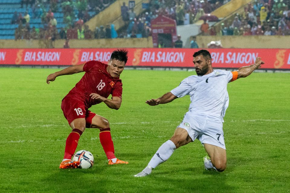 Phút thứ 13, Tuấn Hải ngoặt bóng loại bỏ một cầu thủ đối phương nhưng không dứt điểm thành công. (Ảnh: Hoài Nam/Vietnam+)