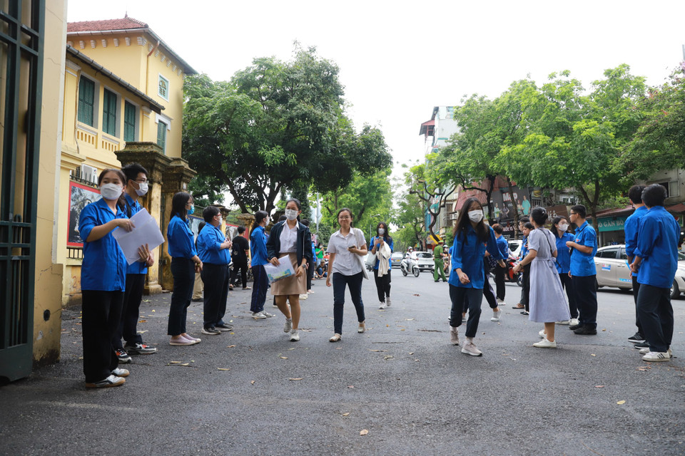 Sáng ngày 9/6, các sỹ tử trong kỳ thi lớp 10 năm học 2023-2024 tại Hà Nội bắt đầu làm thủ tục dự thi. (Ảnh: PV/Vietnam+)