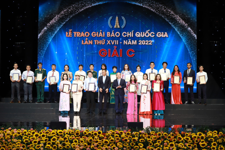 Trao Giải C cho các tác giả và nhóm tác giả đoạt giải. (Ảnh: Hoài Nam/Vietnam+)