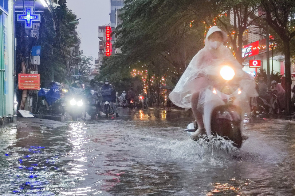 Tại một số khu vực, nước ngập đến khoảng nửa bánh xe máy. (Ảnh: Hoài Nam/Vietnam+)
