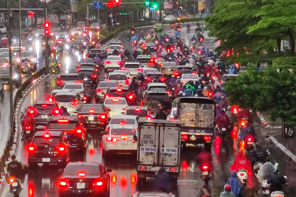 Tại khu vực Tây Sơn, hàng dài phương tiện 'đỏ đèn' không thể di chuyển. (Ảnh: Hoài Nam/Vietnam+)