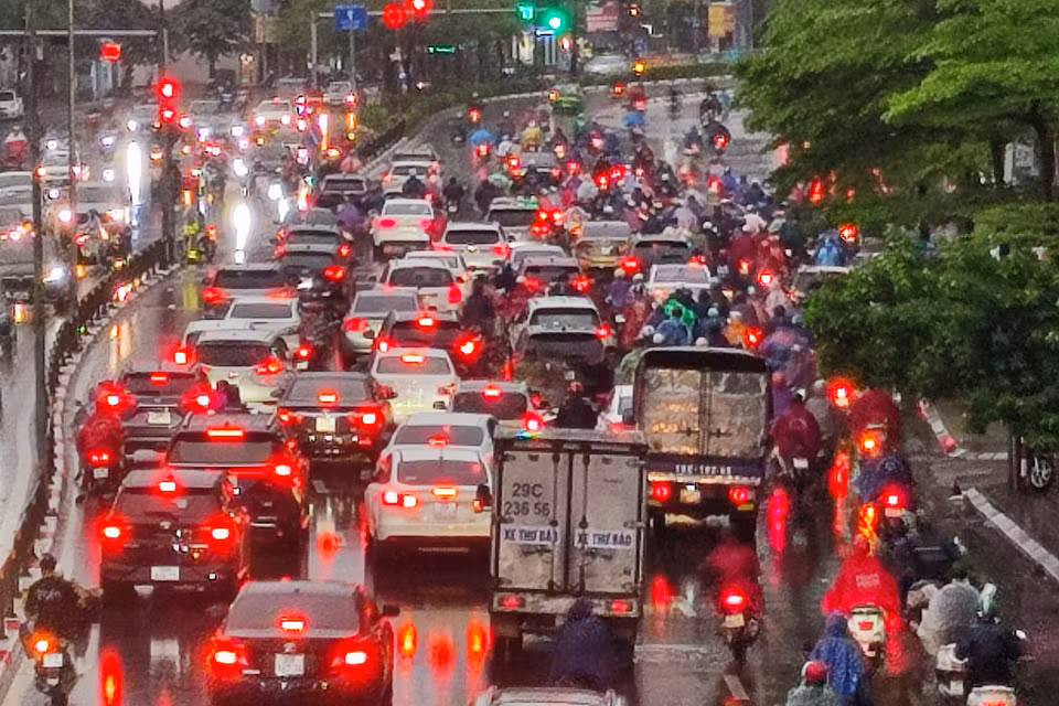 Tại khu vực Tây Sơn, hàng dài phương tiện 'đỏ đèn' không thể di chuyển. (Ảnh: Hoài Nam/Vietnam+)