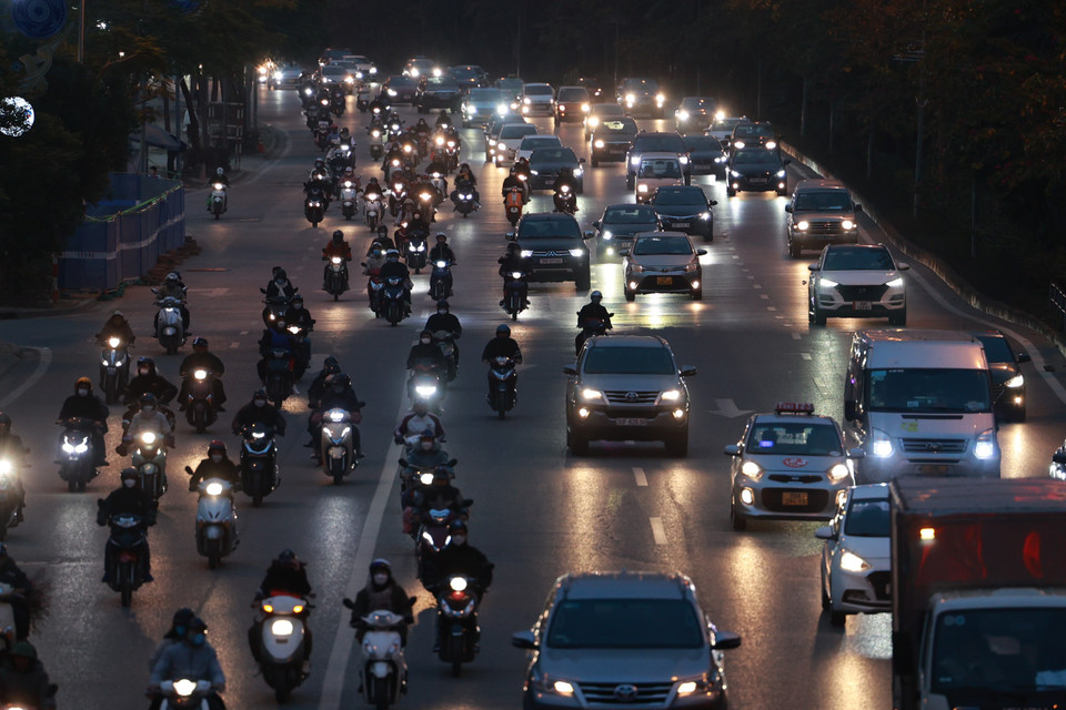 Lượng phương tiện tăng cao nhưng di chuyển tuần tự, không gây ra tình trạng ùn tắc. (Ảnh: Minh Sơn/Vietnam+)