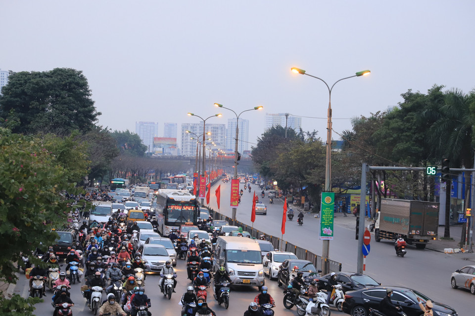 Tại khu vực đường Ngọc Hồi hướng về Quốc lộ 1A, lượng phương tiện tăng cao nhưng di chuyển khá bình thường. (Ảnh: Hoài Nam/Vietnam+)