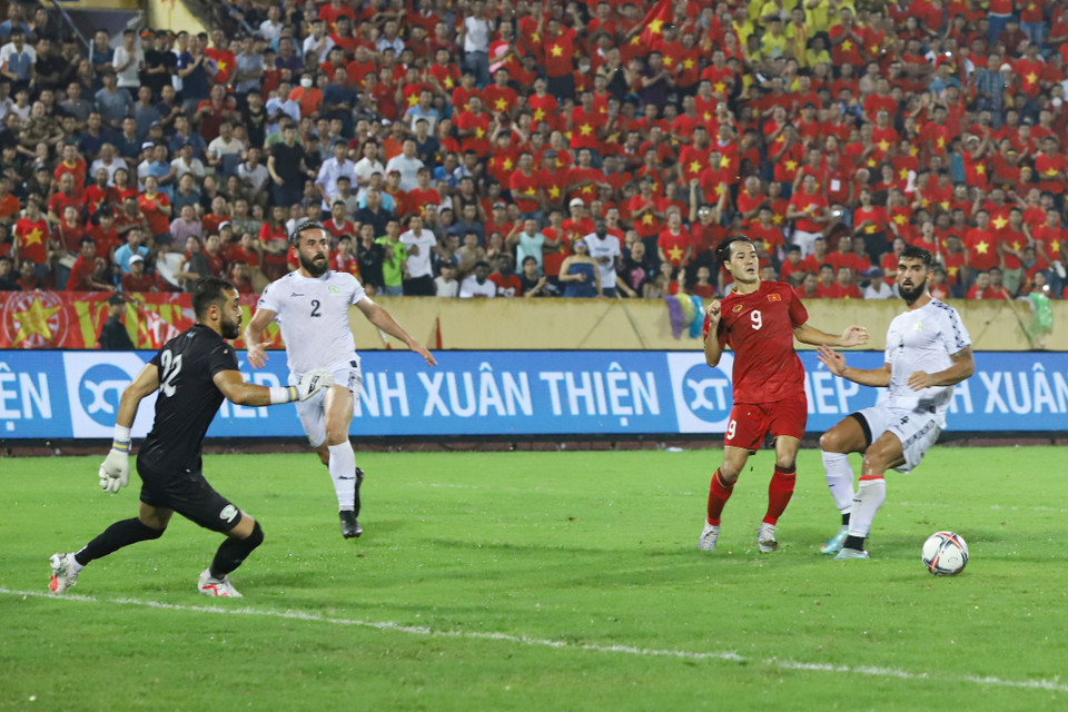Phút thứ 78, Văn Toàn-cầu thủ đang đá cho Seoul E-Land (Hàn Quốc) đã có tình huống 'dọn cỗ' để Tuấn Hải ghi bàn, ấn định chiến thắng 2-0 cho Đội tuyển Việt Nam. (Ảnh: Hoài Nam/Vietnam+)