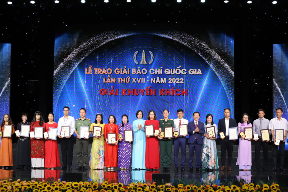 Nhà báo Vũ Việt Trang, Tổng Giám đốc Thông tấn xã Việt Nam và ông Trần Thanh Lâm, Phó trưởng Ban Tuyên giáo Trung ương trao Giải Khuyến khích cho các nhóm tác giả đoạt giải. (Ảnh: Hoài Nam/Vietnam+)