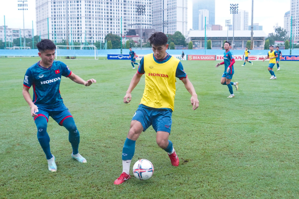 Tiền đạo Nhâm Mạnh Dũng (áo vàng) là một trong hai cầu thủ trên 23 tuổi được đăng ký theo quy định của Điều lệ. (Ảnh: Việt Anh/Vietnam+)