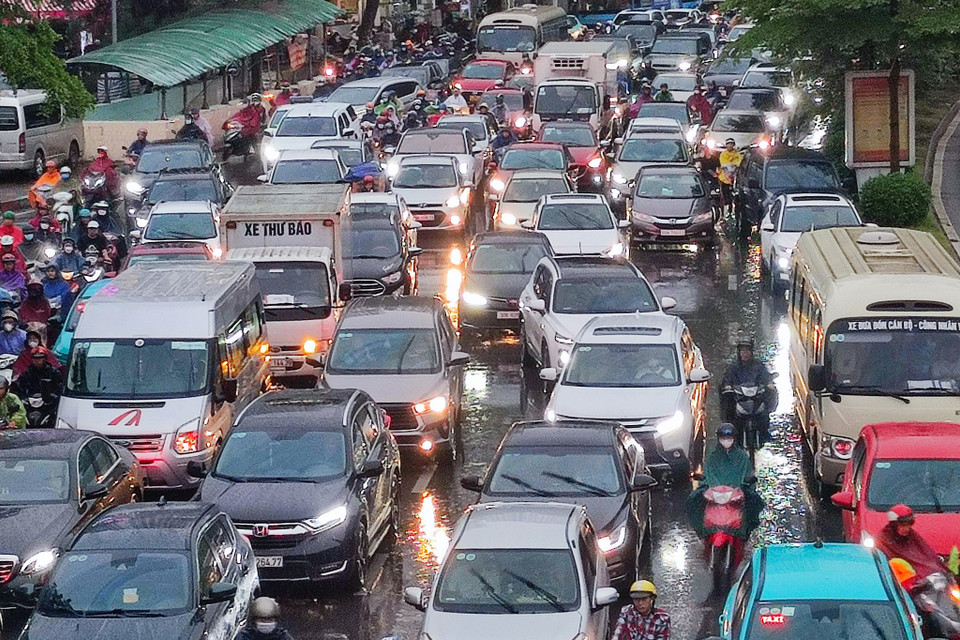 Tại khu vực Ngã Tư Sở, hàng dài ôtô nhích từng chút một do tuyến đường bị ngập. (Ảnh: Hoài Nam/Vietnam+)