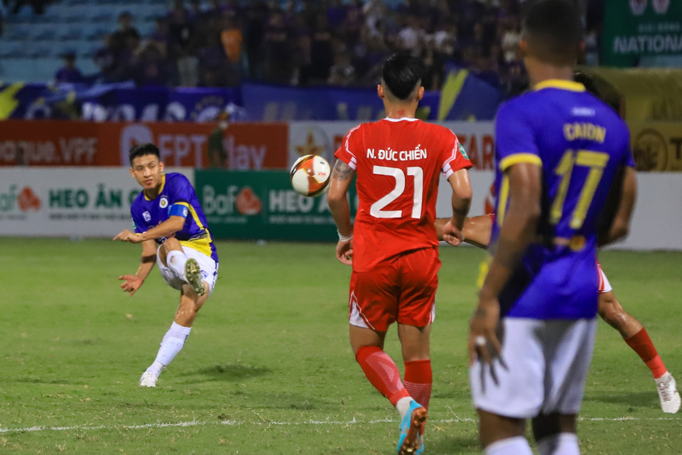 Cầu thủ hai đội bước vào "cuộc chiến" ở ở khu vực giữa sân với những pha tranh chấp quyết liệt để giành quyền kiểm soát bóng. (Ảnh: Hoài Nam/Vietnam+)