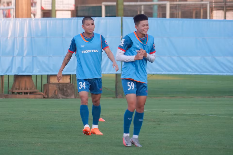 Tiền đạo Đinh Thanh Bình (trái) được triệu tập lên Đội tuyển Quốc gia sau màn trình diễn ấn tượng trong màu áo Hoàng Anh Gia Lai. (Ảnh: Việt Anh/Vietnam+)