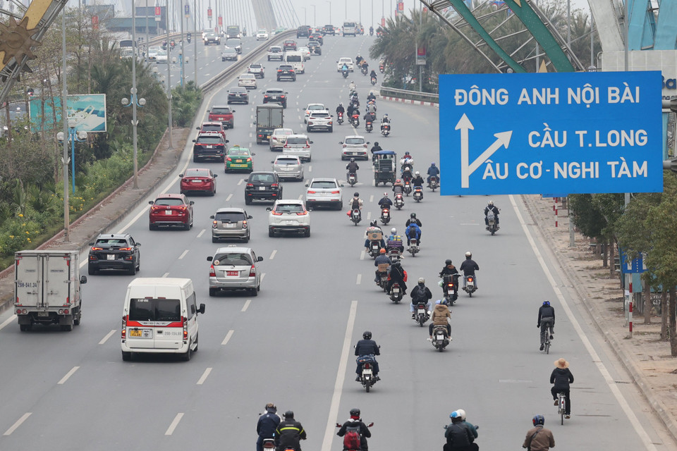 Tại khu vực đường Võ Chí Công hướng lên cầu Nhật Tân, các phương tiện nối đuôi nhau để chuyển làn. (Ảnh: Minh Sơn/Vietnam+)