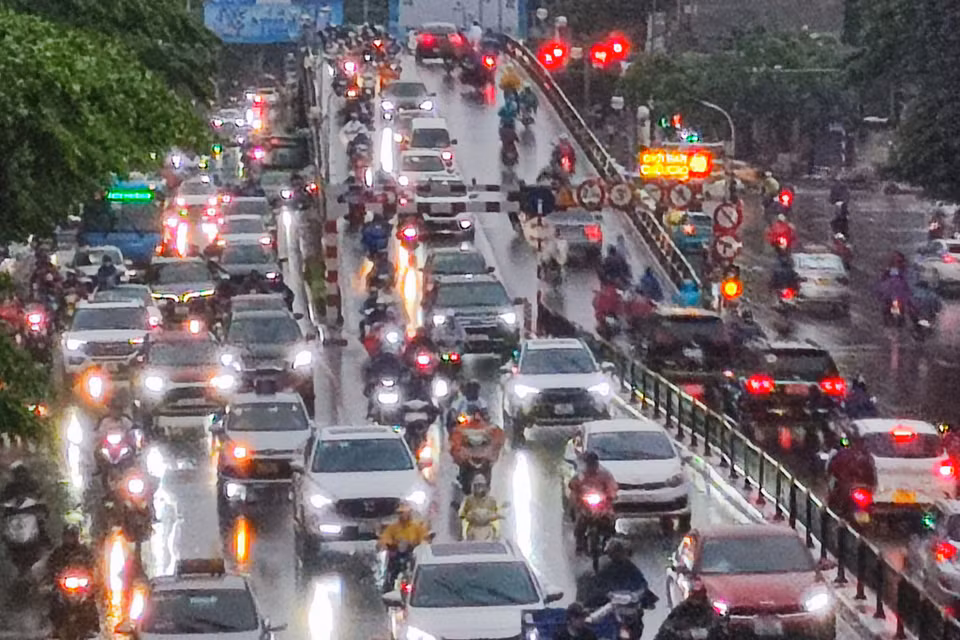 Trận mưa lớn chiều nay 31/7 khiến nhiều đoạn đường trên địa bàn Thủ đô ùn tắc, các phương tiện phải di chuyển nhích từng mét trên đường. (Ảnh: Hoài Nam/Vietnam+)