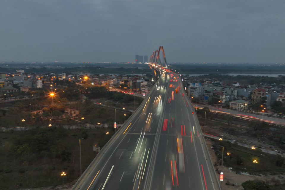 Khu vực đường Võ Chí Công hướng lên cầu Nhật Tân tương đối thông thoáng, các phương tiện di chuyển thuận lợi. (Ảnh: Minh Sơn/Vietnam+)