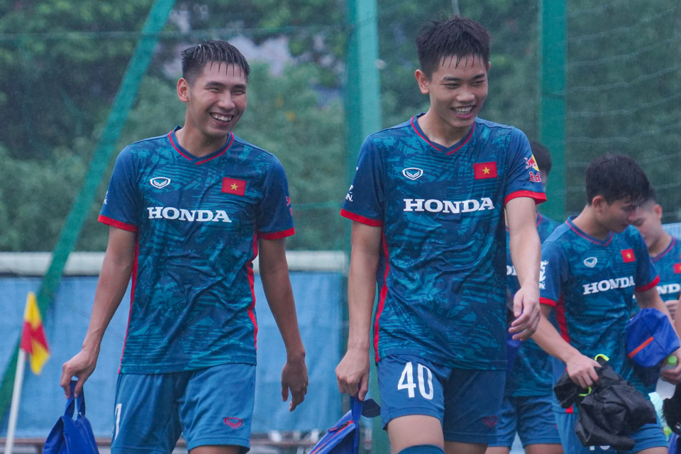 Bất chấp trời mưa tại Thủ đô, các cầu thủ vẫn ra sân tập với tâm trạng vui vẻ và thoải mái. (Ảnh: Việt Anh/Vietnam+)