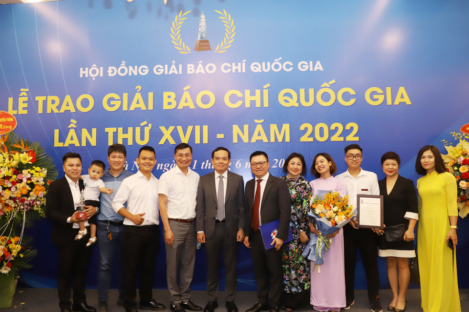 Phó Thủ tướng Chính phủ Trần Lưu Quang, Chủ tịch Hội Nhà báo Việt Nam Lê Quốc Minh chụp ảnh lưu niệm cùng nhóm tác giả đoạt Giải A và lãnh đạo Báo Điện tử VietnamPlus. (Ảnh: PV/Vietnam+)